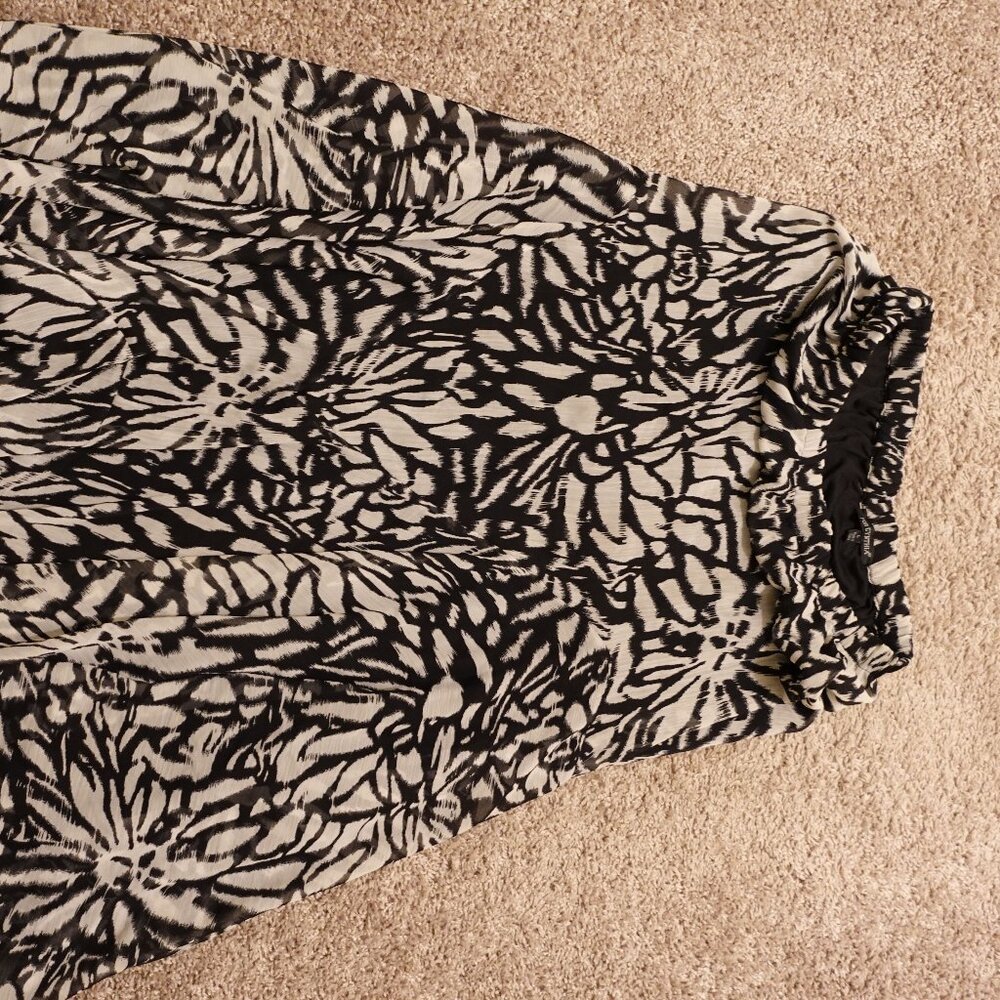 Very pretty woman's skirt from For Cynthia. Size L